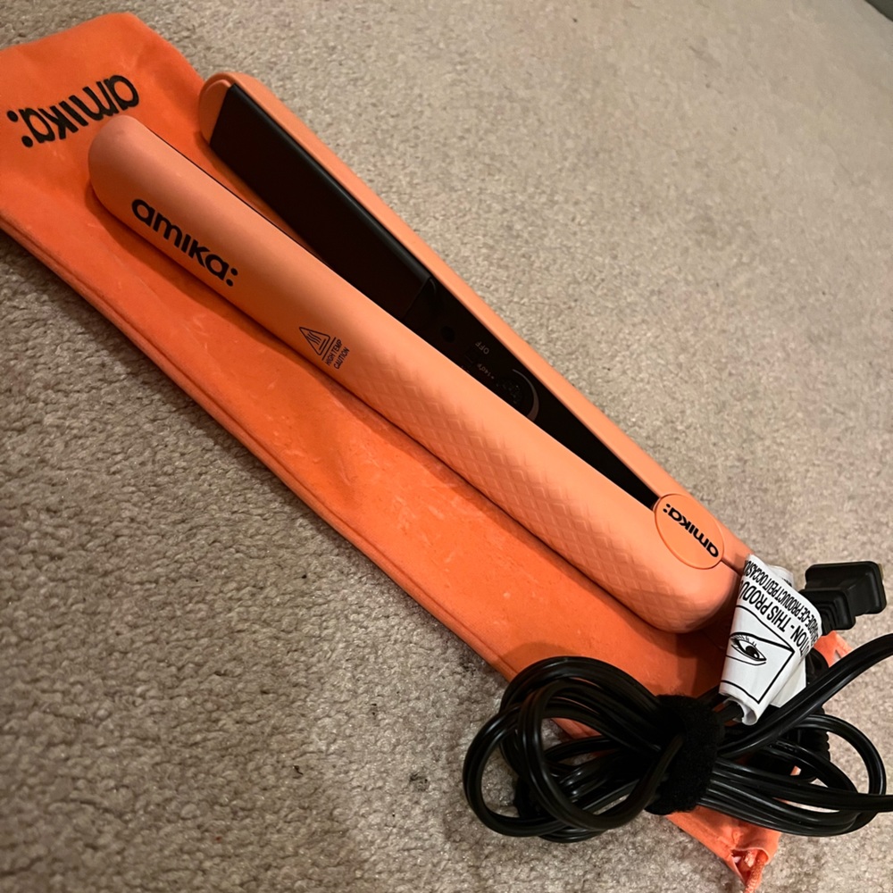 Amika  flat iron